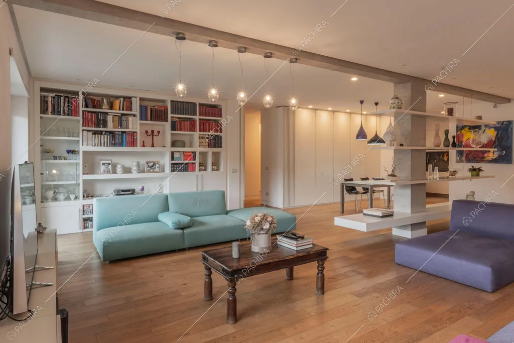 Luminosa zona living con pavimento in parquet dell'appartamento Mate, location in stile contemporaneo a Roma