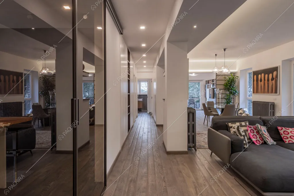 Corridoio con pavimento in parquet dell'appartamento Jojoba, location in stile contemporaneo a Roma