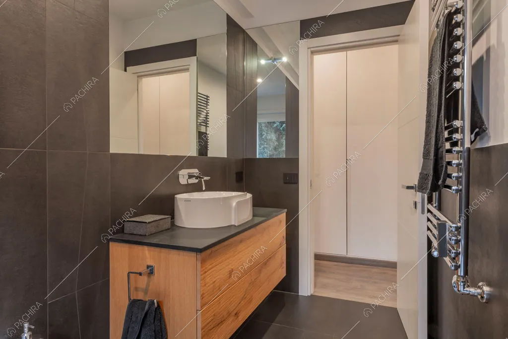 Bagno con piastrelle nere dell'appartamento Jojoba, location in stile contemporaneo a Roma