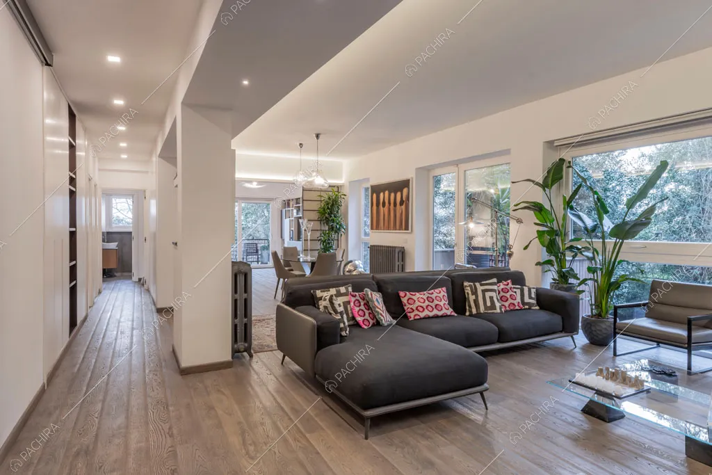 Luminosa zona living con pareti bianche dell'appartamento Jojoba, location in stile contemporaneo a Roma