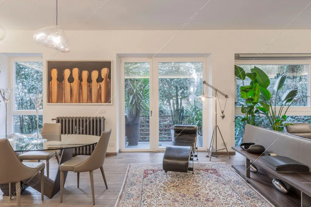 Pareti bianche della sala dell'appartamento Jojoba, location in stile contemporaneo a Roma