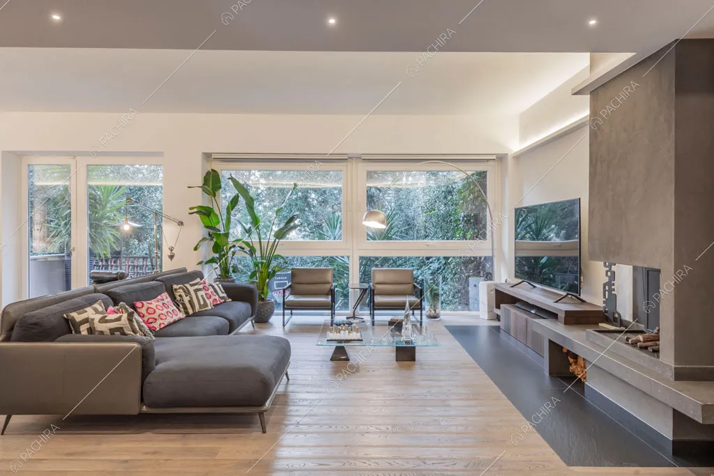 Zona living con vetrate dell'appartamento Jojoba, location in stile contemporaneo a Roma