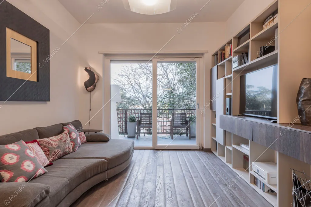 Salotto con porta finestra dell'appartamento Jojoba, location in stile contemporaneo a Roma