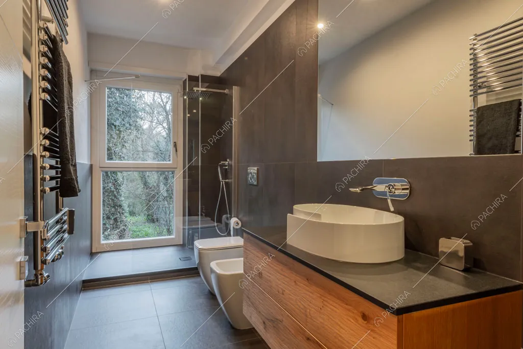 Bagno dell'appartamento Jojoba, location in stile contemporaneo a Roma