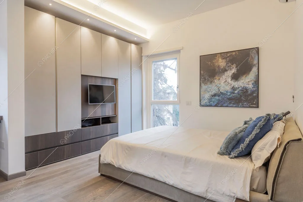 Pareti bianche della camera da letto dell'appartamento Jojoba, location in stile contemporaneo a Roma