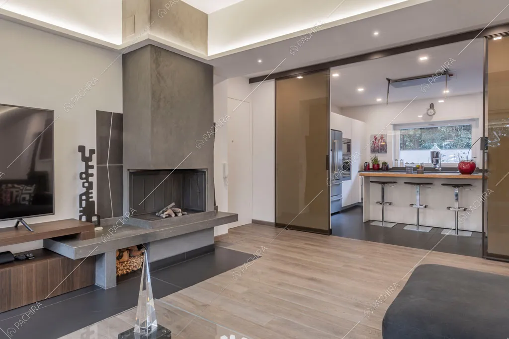 Camino nella zona living dell'appartamento Jojoba, location in stile contemporaneo a Roma
