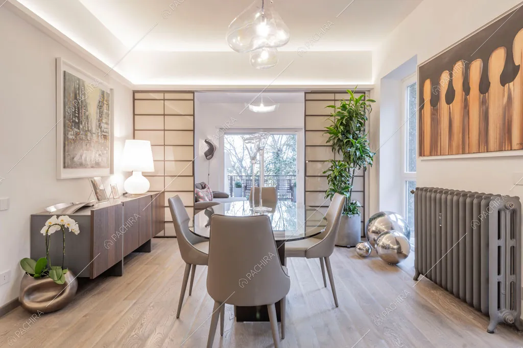 Sala da pranzo con pavimento in parquet dell'appartamento Jojoba, location in stile contemporaneo a Roma