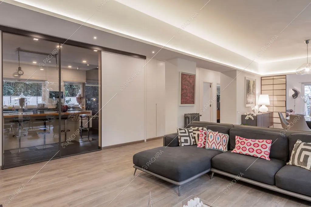 Zona living con cucina a vista dell'appartamento Jojoba, location in stile contemporaneo a Roma
