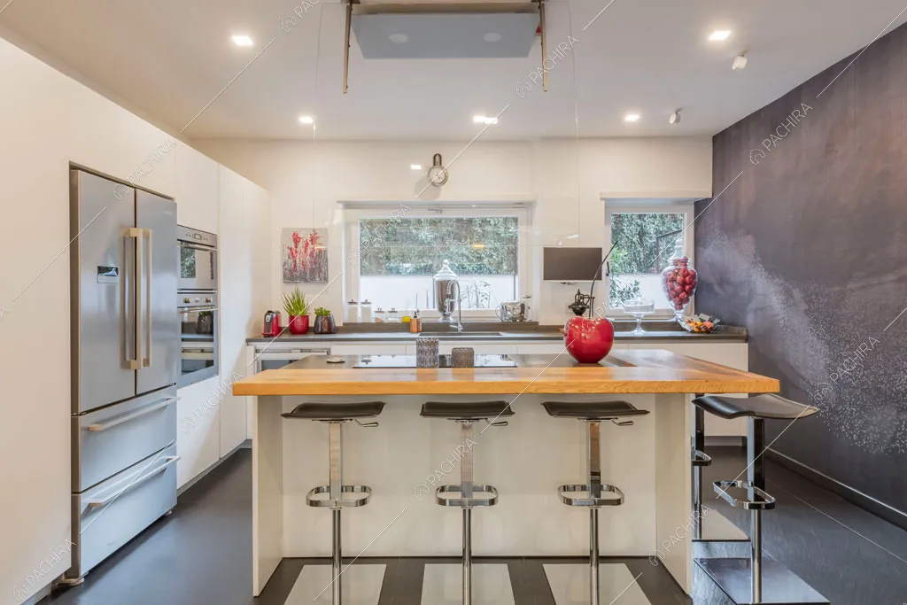 Cucina a isola dell'appartamento Jojoba, location in stile contemporaneo a Roma