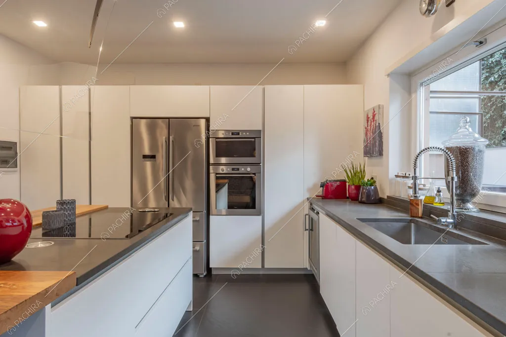 Cucina a isola dell'appartamento Jojoba, location in stile contemporaneo a Roma