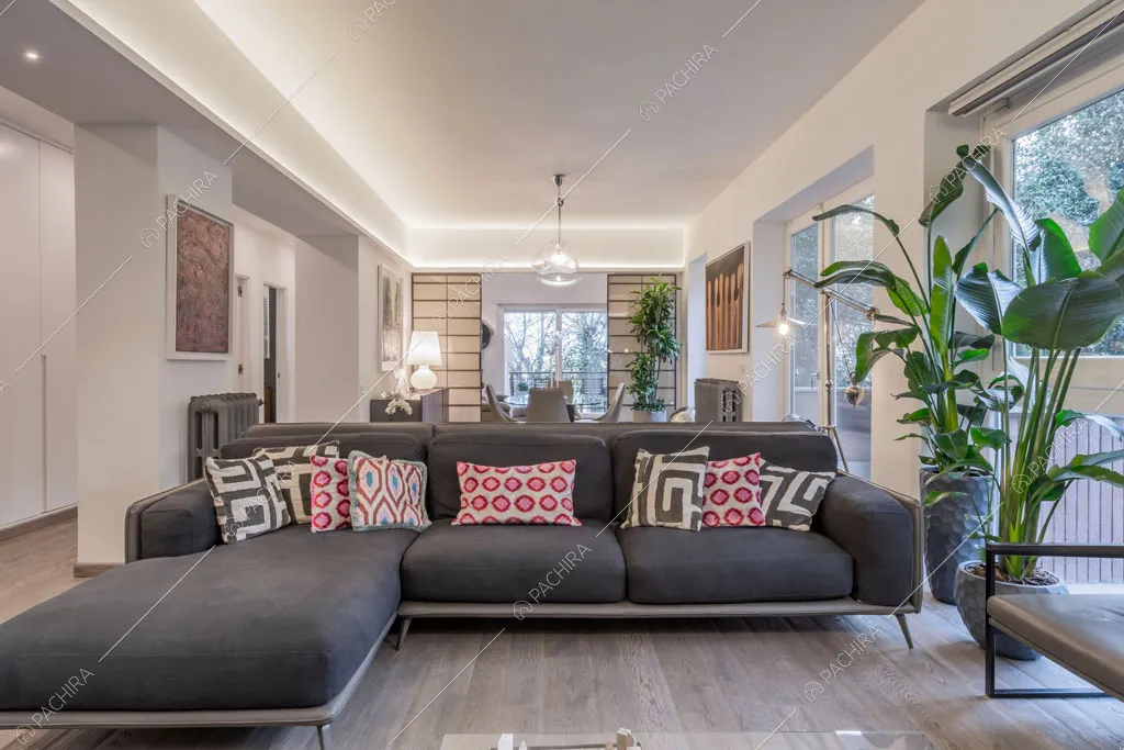 Sala con pavimento in parquet dell'appartamento Jojoba, location in stile contemporaneo a Roma