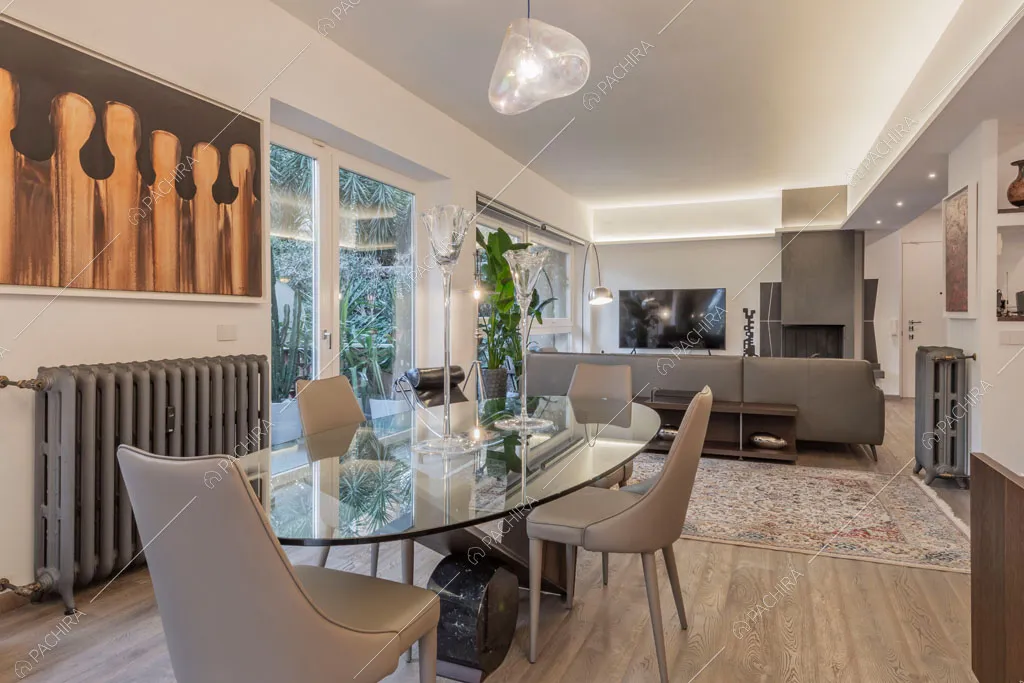 Luminosa zona living con pareti bianche dell'appartamento Jojoba, location in stile contemporaneo a Roma