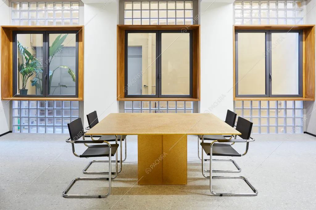 Vetrate di design nella sala dell'ufficio Olmaria, location in stile contemporaneo a Milano