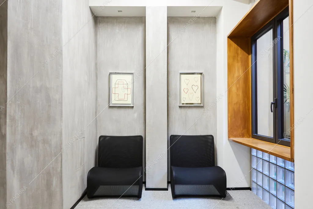 Sala con pareti in cemento dell'ufficio Olmaria, location in stile contemporaneo a Milano