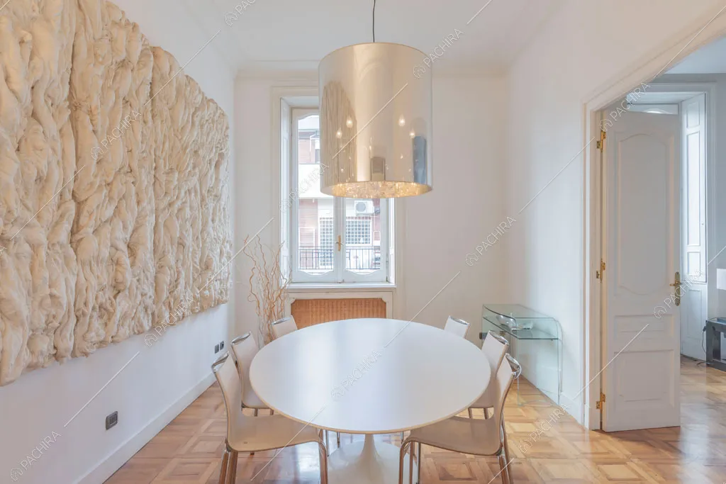 Pavimento in parquet nella sala da pranzo dell'appartamento Kiwano, location in stile moderno a Roma