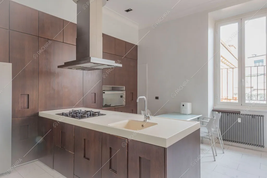 Cucina a penisola dell'appartamento Kiwano, location in stile moderno a Roma