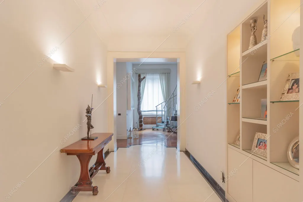 Luminoso corridoio dell'appartamento Kiwano, location in stile moderno a Roma