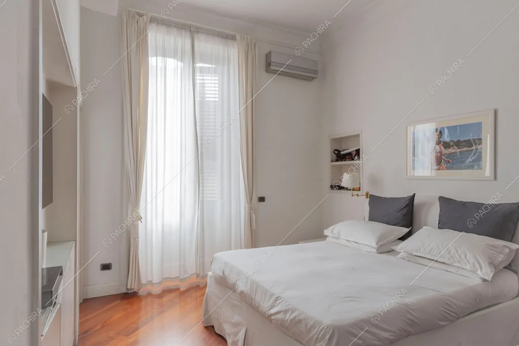Letto matrimoniale nella camera dell'appartamento Kiwano, location in stile moderno a Roma