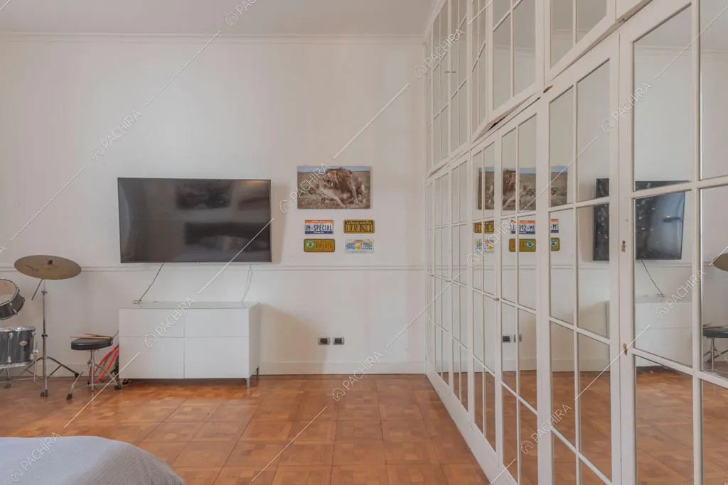 Camera da letto con armadio a muro dell'appartamento Kiwano, location in stile moderno a Roma