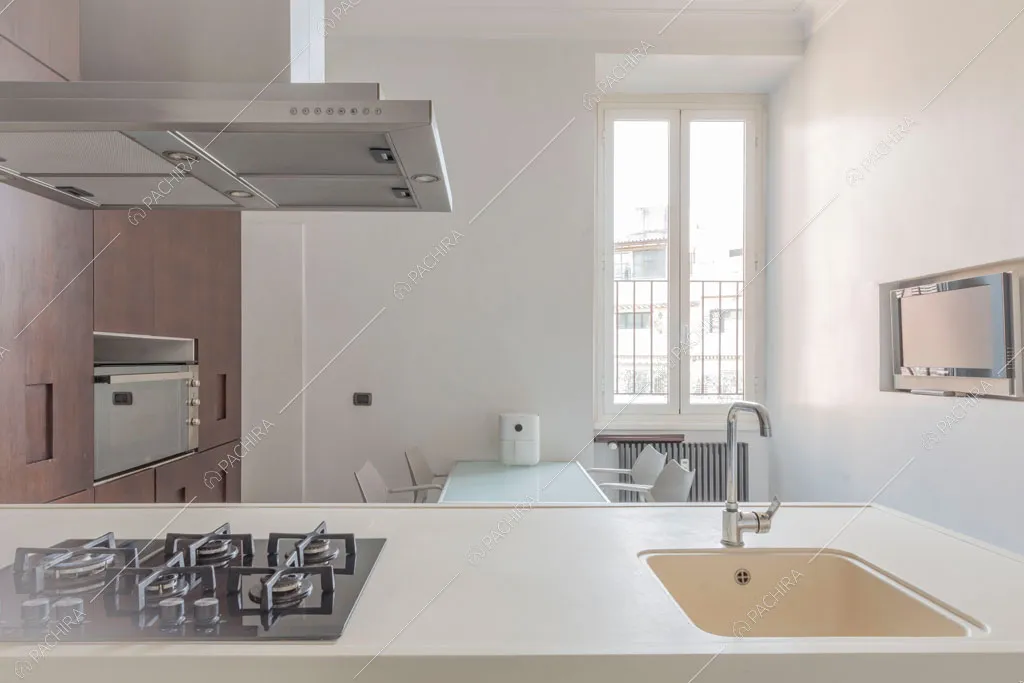Fornelli a gas sulla penisola della cucina dell'appartamento Kiwano, location in stile moderno a Roma