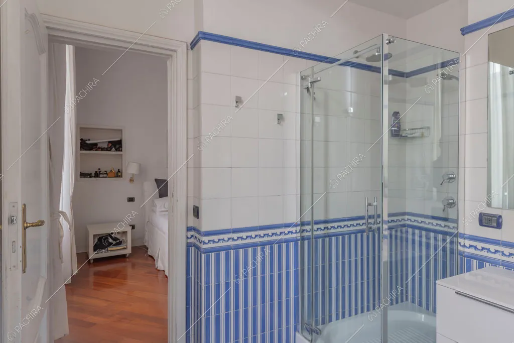 Bagno con box doccia nell'appartamento Kiwano, location in stile moderno a Roma