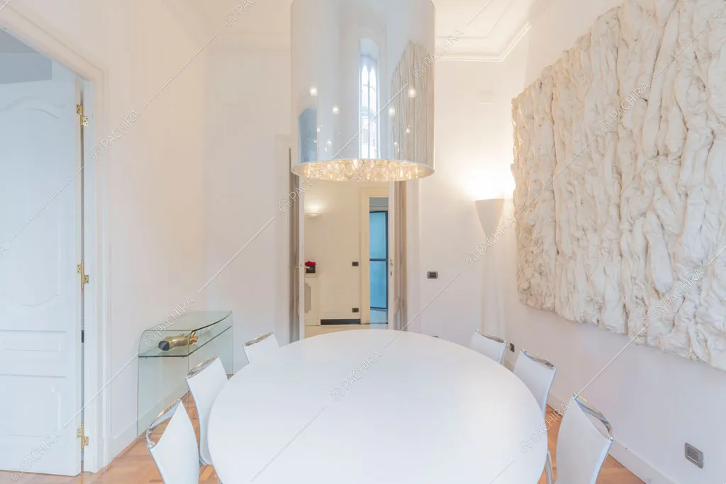 Lampadario di design nella sala da pranzo dell'appartamento Kiwano, location in stile moderno a Roma