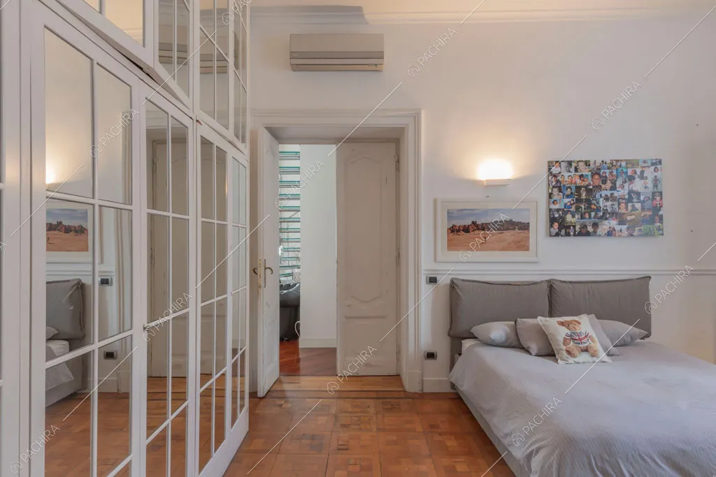 Camera da letto matrimoniale dell'appartamento Kiwano, location in stile moderno a Roma