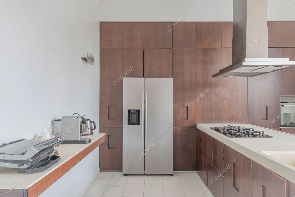 Cucina con fornelli a gas dell'appartamento Kiwano, location in stile moderno a Roma