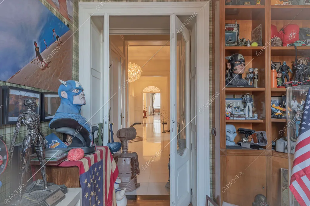 Porta a vetri dello studio dell'appartamento Kiwano, location in stile moderno a Roma