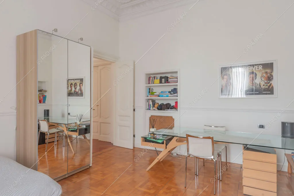 Boiserie sul soffitto della camera da letto dell'appartamento Kiwano, location in stile moderno a Roma