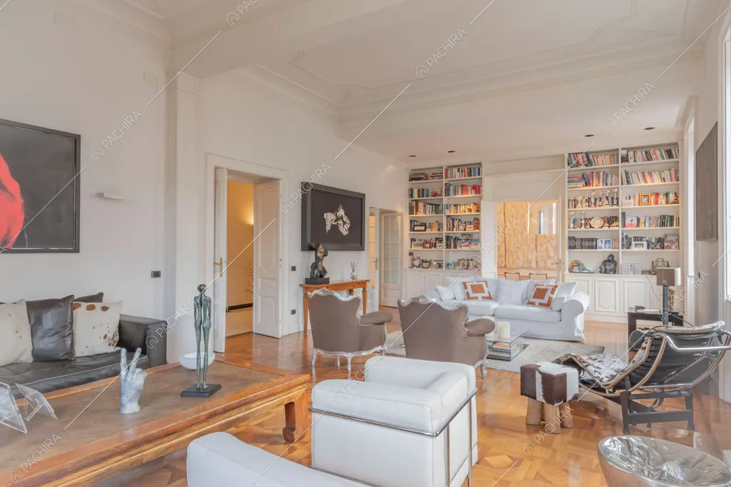 Luminosa sala con boiserie sul soffitto dell'appartamento Kiwano, location in stile moderno a Roma