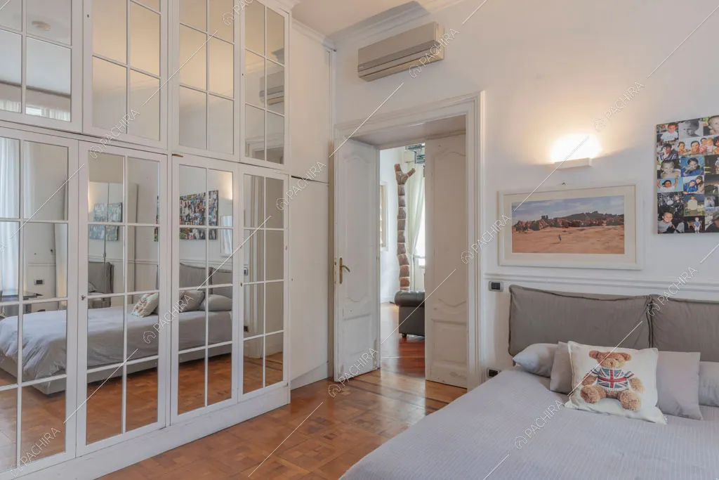 Armadio a muro nella camera da letto matrimoniale dell'appartamento Kiwano, location in stile moderno a Roma