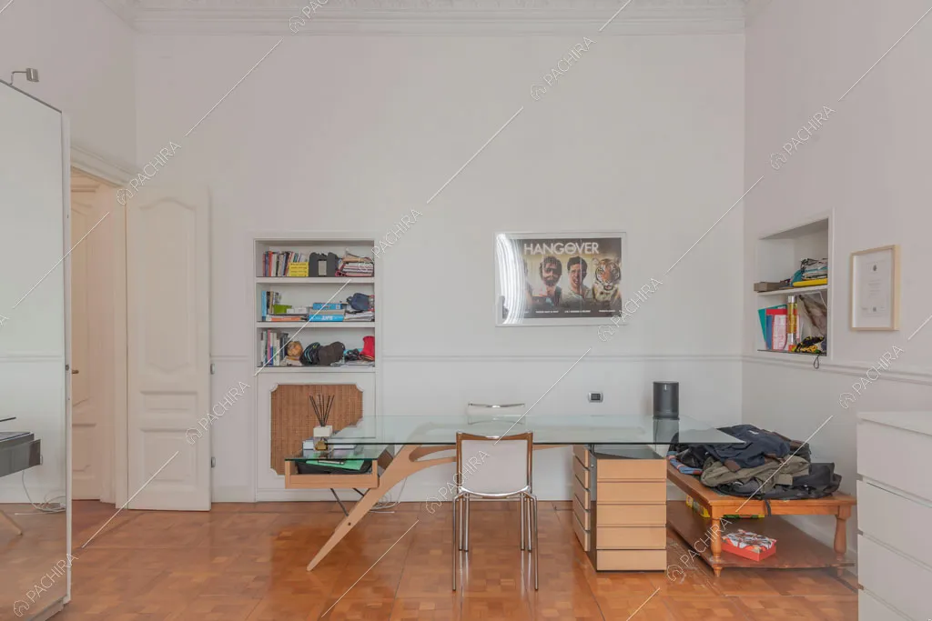 Pareti bianche della camera da letto dell'appartamento Kiwano, location in stile moderno a Roma