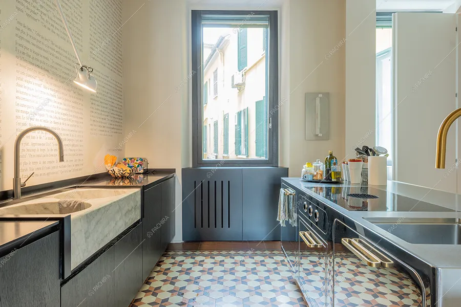Cucina dell'appartamento Chaiotte, location in stile moderno a Milano