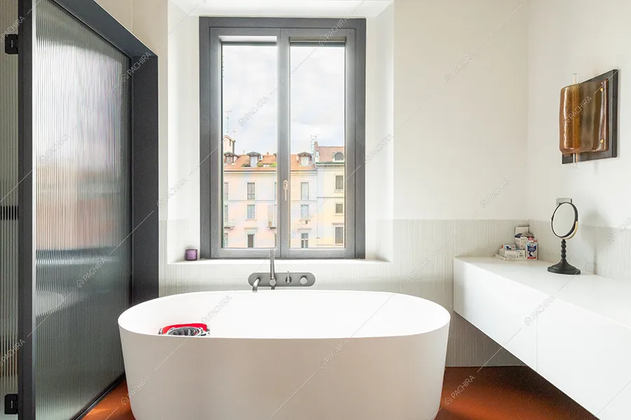 Bagno dell'appartamento Chaiotte, location in stile moderno a Milano