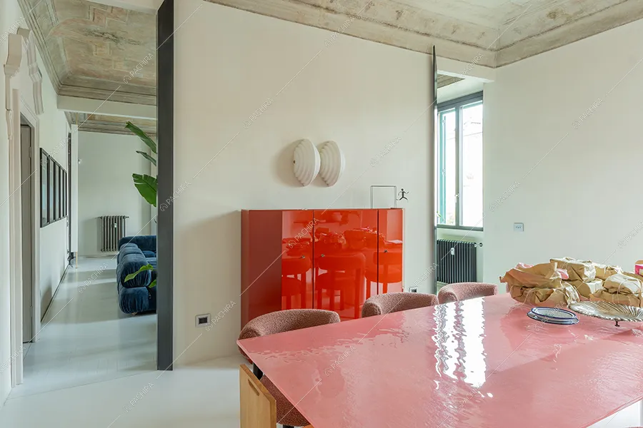 Sala da pranzo dell'appartamento Chaiotte, location in stile moderno a Milano