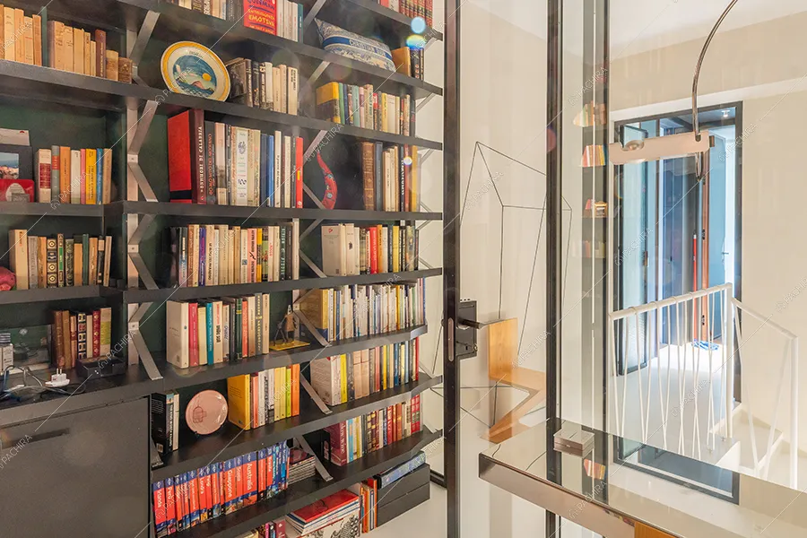 Libreria dell'appartamento Chaiotte, location in stile moderno a Milano