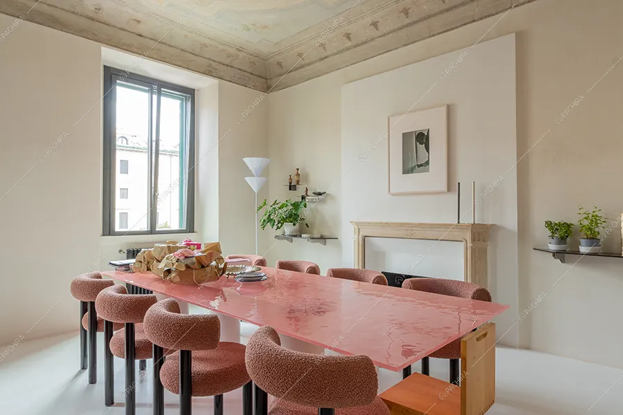 Sala da pranzo dell'appartamento Chaiotte, location in stile moderno a Milano