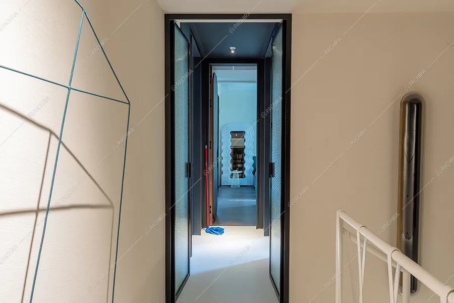 Corridoio dell'appartamento Chaiotte, location in stile moderno a Milano