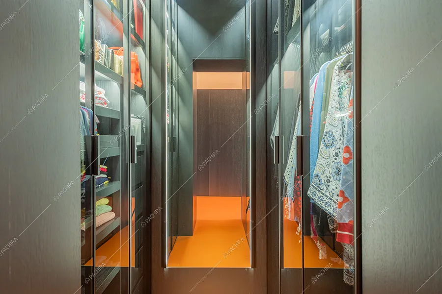 Cabina armadio dell'appartamento Chaiotte, location in stile moderno a Milano