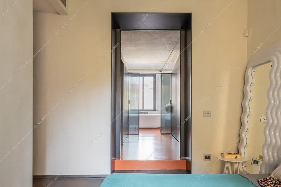 Camera da letto dell'appartamento Chaiotte, location in stile moderno a Milano