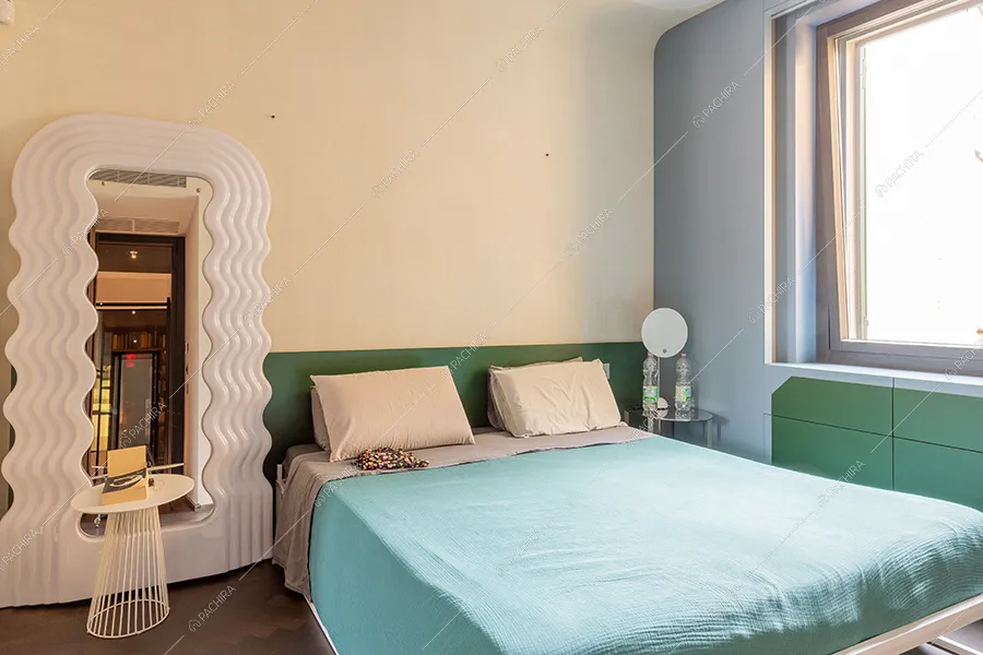 Camera da letto dell'appartamento Chaiotte, location in stile moderno a Milano