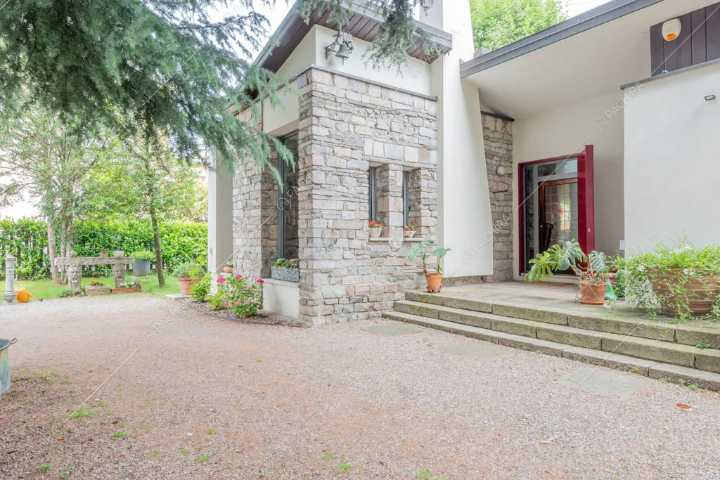 Esterni della villa Wisteria, location in stile moderno a Milano