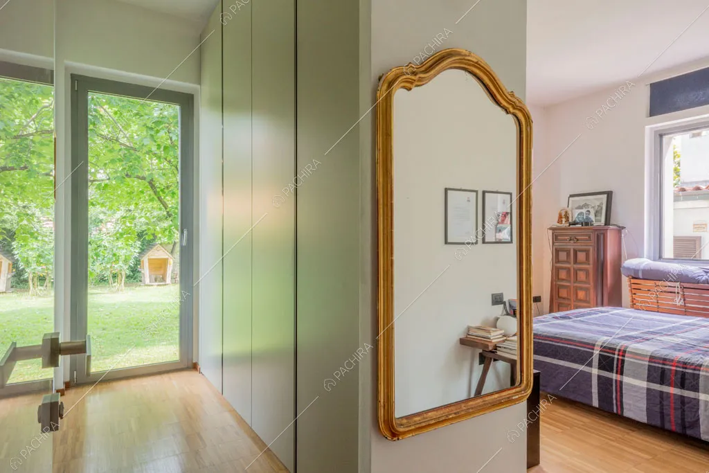 Camera da letto della villa Wisteria, location in stile moderno a Milano
