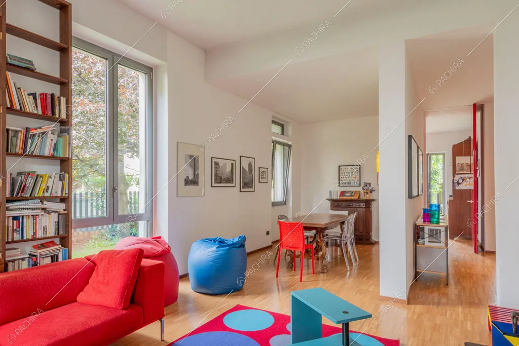 Zona living della villa Wisteria, location in stile moderno a Milano