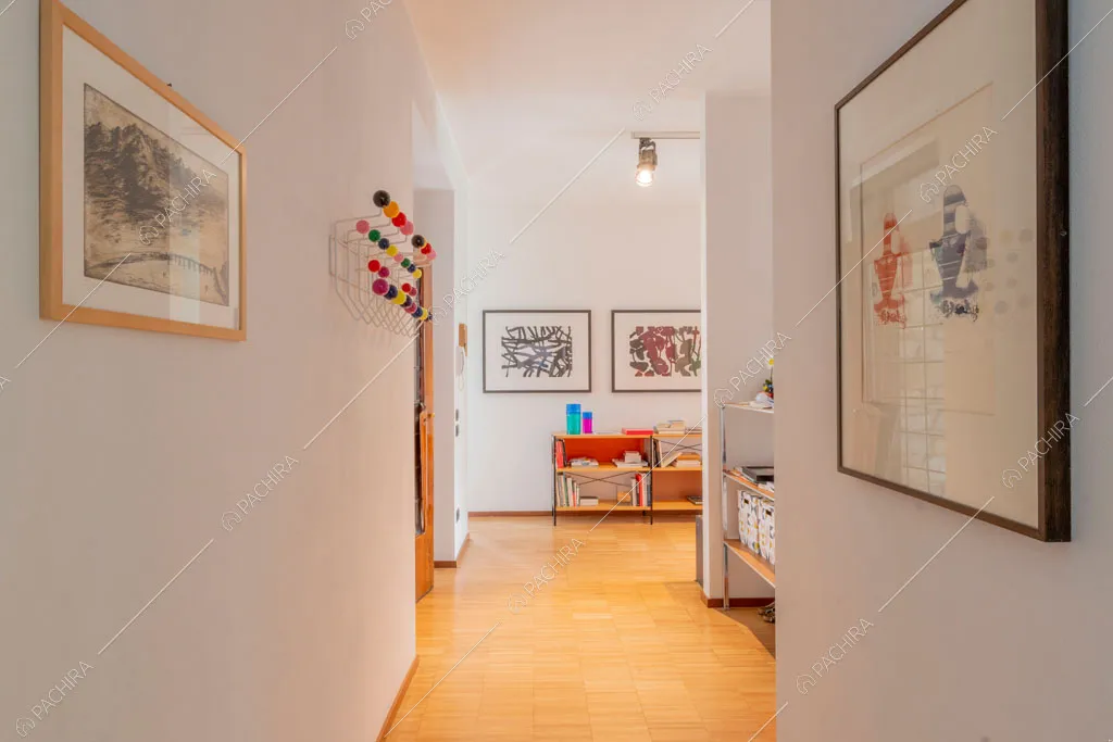 Corridoio della villa Wisteria, location in stile moderno a Milano
