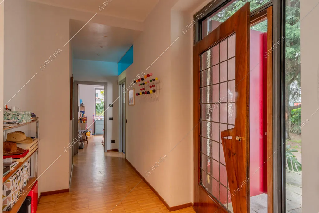 Corridoio della villa Wisteria, location in stile moderno a Milano