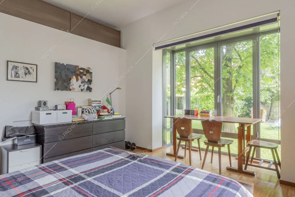 Camera da letto della villa Wisteria, location in stile moderno a Milano