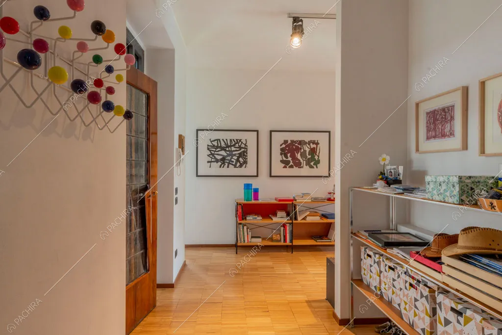 Corridoio della villa Wisteria, location in stile moderno a Milano