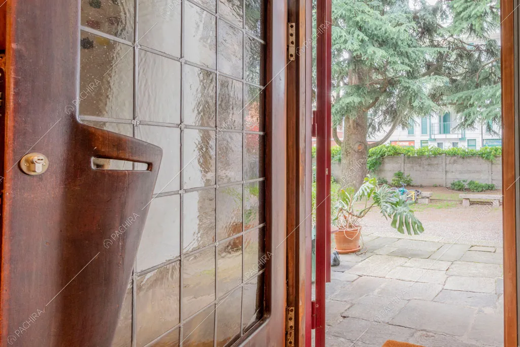 Ingresso della villa Wisteria, location in stile moderno a Milano